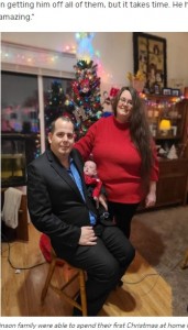クリスマスを自宅で迎えたリチャード君（画像は『Guinness World Records　2021年6月11日付「World’s most premature baby, given 0％ odds of survival, celebrates first birthday」』のスクリーンショット）
