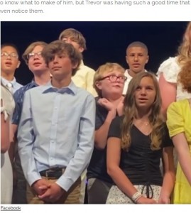 表情豊かに踊るトレバー君（画像は『InspireMore.com　2021年6月24日付「Dancing Boy Steals The Show At Graduation Ceremony And His Confidence Is Everything.」（Facebook）』のスクリーンショット）