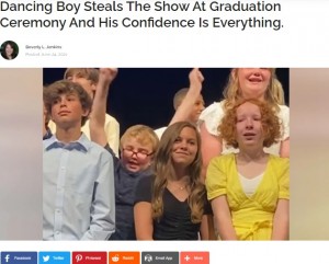 【海外発！Breaking News】小学校の卒業式で歌に合わせ、1人だけ踊る男児に会場は大爆笑（米）＜動画あり＞