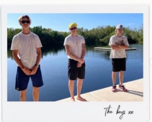 （左から）ロメオ、ブルックリン、クルスの3兄弟（画像は『Victoria Beckham　2021年5月30日付Instagram「Sunny memories for bank holiday Sunday!」』のスクリーンショット）