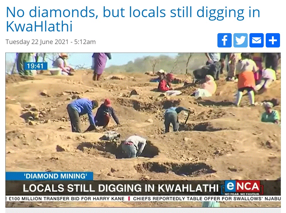 諦めきれずに地面を掘り続ける人々（画像は『eNCA　2021年6月22日付「No diamonds, but locals still digging in KwaHlathi」』のスクリーンショット）