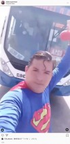 【海外発！Breaking News】スーパーマンのものまね芸人、迫り来るバスを素手で止めようとする前にはねられる（ブラジル）＜動画あり＞