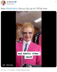ピンクのスーツを着たバンパイア風に仮装したエド（画像は『Ed Sheeran　2021年6月17日付Twitter「New ＃BadHabits chorus clip up on TikTok now」』のスクリーンショット）
