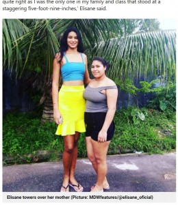 身長163センチの母親と並ぶエリサニさん（画像は『Metro　2021年6月9日付「Woman who grew to 7ft tall thanks to undiscovered tumour marries man over a foot shorter」（Picture: MDWfeatures/＠elisane_oficial）』のスクリーンショット）
