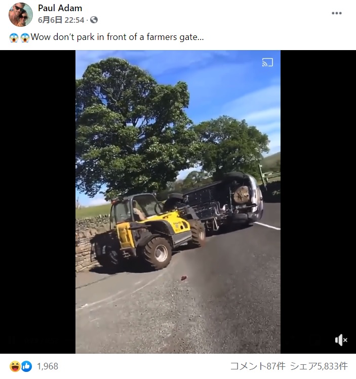 そのまま観光客の車を道路まで押し出した農家（画像は『Paul Adam　2021年6月6日付Facebook「Wow don’t park in front of a farmers gate…」』のスクリーンショット）