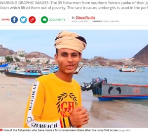 生活が一変したという漁師（画像は『The Sun　2021年6月1日付「FLOATING TREASURE Yemeni fishermen find ＄1.5m of rare ‘ambergris’ in the belly of a floating sperm whale carcass」（Credit: BBC）』のスクリーンショット）