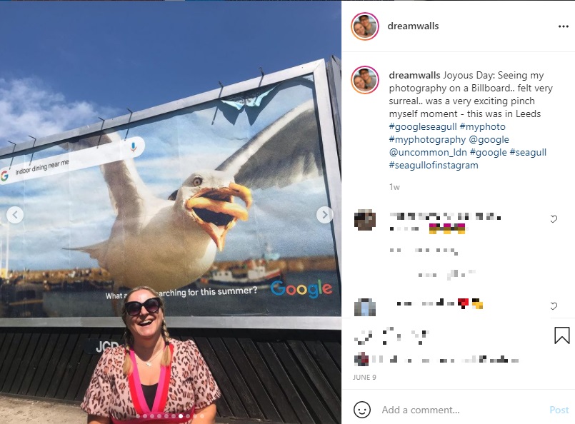 Googleの広告になった巨大看板の前で笑顔を浮かべる撮影者のハンナさん（画像は『Hannah Huxford　2021年6月9日付Instagram「Joyous Day」』のスクリーンショット）