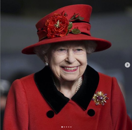 新生児の名前はエリザベス女王の愛称にちなんだものに（画像は『The Royal Family　2021年5月22日付Instagram「Her Majesty The Queen visits the company of HMS Queen Elizabeth in Portsmouth to bid them farewell ahead of the ship’s maiden operational deployment.」』のスクリーンショット）