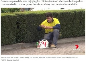 チキンを食べる男性の足元の飲み物にも憶測飛び交う（画像は『news.com.au　2021年6月15日付「KFC Adelaide: Tradie eats chicken on side of road after crash」（Picture: 7NEWS Source:Supplied）』のスクリーンショット）