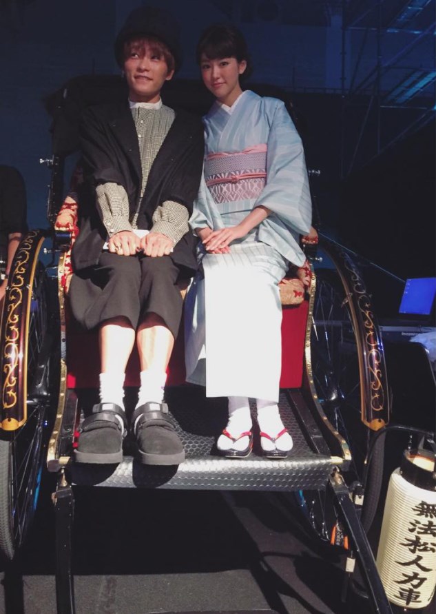 TGCの舞台裏で人力車に乗る広海と桐谷美玲（画像は『HIROMI　2015年10月18日付Instagram「昨日w」』のスクリーンショット）