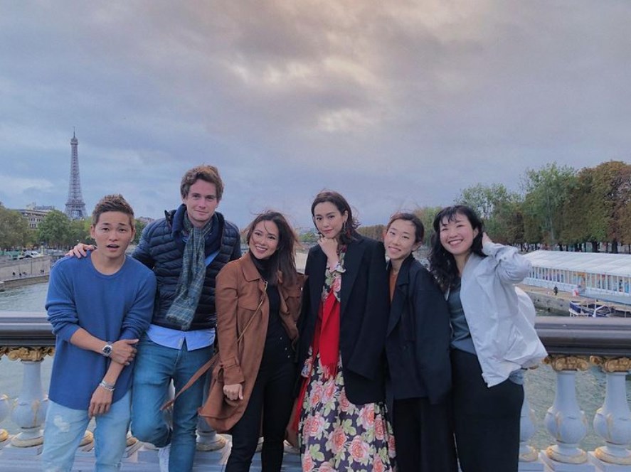 左から1人目が広海、4人目が桐谷美玲　ロレアル・メイクアップチームでパリを訪れた時の記念写真（画像は『HIROMI　2019年9月30日付Instagram「thx ＠lorealmakeup team　with ＠mirei_kiritani_」』のスクリーンショット）