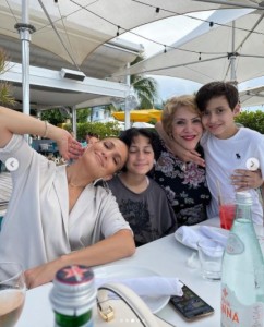ジェニファーと母グアダループさん、双子の子供達（画像は『Jennifer Lopez　2021年5月10日付Instagram「＃MothersDay with my mommy and coconuts!」』のスクリーンショット）