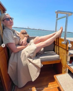 愛犬と船に乗って観光を楽しむケイティ（画像は『KATY PERRY　2021年6月16日付Instagram』のスクリーンショット）