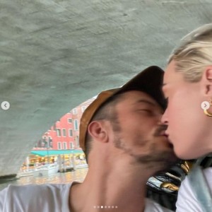 ゴンドラに乗り、橋の下でキスを交わす2人（画像は『Orlando Bloom　2021年6月16日付Instagram「dump and a kiss under the bridge for good luck」』のスクリーンショット）