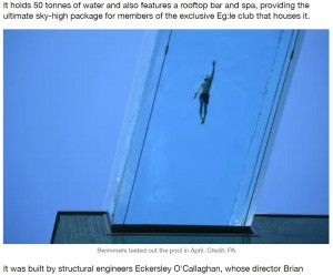 「空を飛んでいるかのような気分」になれるというスカイプール（画像は『LADbible　2021年6月1日付「‘World’s First’ Floating Transparent Pool Opens In London」（Credit: PA）』のスクリーンショット）