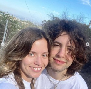 ルーカスさんと異母姉のジョージア（画像は『Georgia May Jagger　2021年6月23日付Instagram「Lucas in LA」』のスクリーンショット）