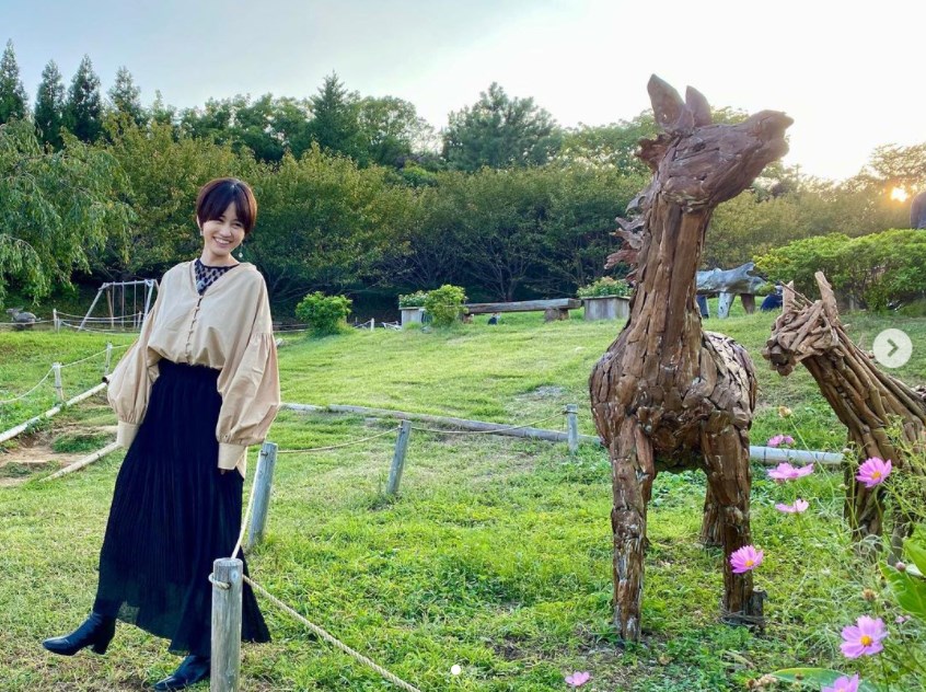 前田敦子と馬の親子のオブジェ（画像は『前田敦子　2020年11月7日付Instagram「馬の親子とスリーショット」』のスクリーンショット）