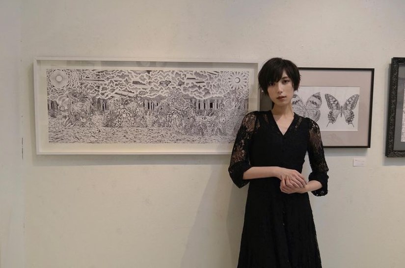 光宗薫、個展の作品をバックに記念写真（画像は『光宗薫 Mitsumune Kaoru　2021年5月11日付Instagram「2月の個展時、作品と撮っていただいていた大切な写真シリーズ」』のスクリーンショット）