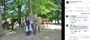 後ろの馬たちは撮影に興味がない様子（画像は『Photography By Kristen　2021年6月5日付Facebook「THIS photosession…I laughed so hard!」』のスクリーンショット）
