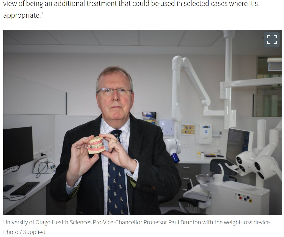 「外科的な手術に代わる魅力的な減量方法」と語るポール・ブラントンさん（画像は『NZ Herald　2021年6月28日付「DentalSlim Diet Control: Researcher defends weight-loss device after it sparks ridicule on social media」（Photo / Supplied）』のスクリーンショット）