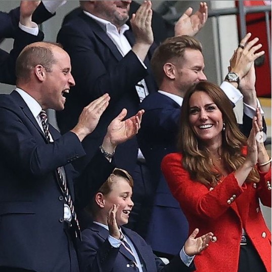 歴史的な試合を観戦したウィリアム王子夫妻とジョージ王子（画像は『Duke and Duchess of Cambridge　2021年6月29日付Instagram「Incredible performance ＠England!」』のスクリーンショット）