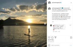 パドルボードを楽しむユージェニー王女（画像は『Princess Eugenie　2021年6月6日付Instagram「environment Day 2021!!」』のスクリーンショット）