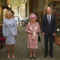 【イタすぎるセレブ達】エリザベス女王と対面のジョー・バイデン大統領夫妻、お辞儀をせず物議に「マナーってものがないのか？」