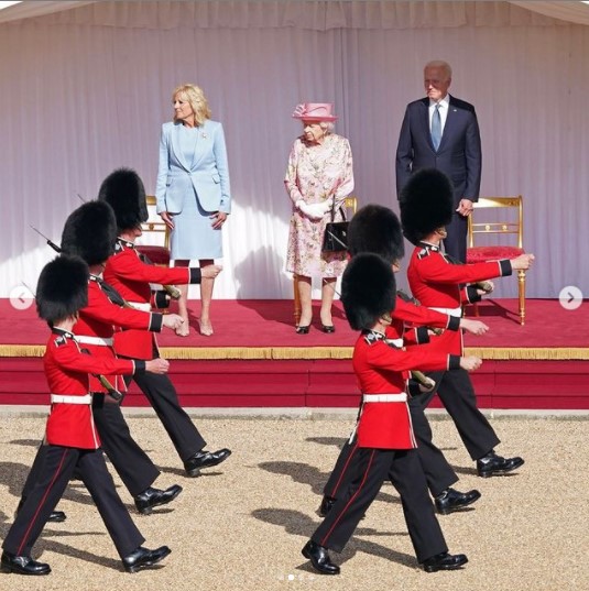バイデン大統領夫妻を歓迎し、近衛歩兵連隊による栄誉礼が行われた（画像は『The Royal Family　2021年6月13日付Instagram「Today, The Queen received President Biden ＠potus and First Lady Jill Biden ＠flotus at Windsor Castle.」』のスクリーンショット）