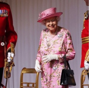 ピンクのドレスと帽子を着用し、バイデン大統領夫妻を迎えたエリザベス女王（画像は『The Royal Family　2021年6月13日付Instagram「Today, The Queen received President Biden ＠potus and First Lady Jill Biden ＠flotus at Windsor Castle.」』のスクリーンショット）