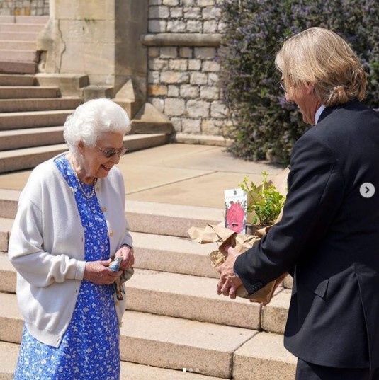 フィリップ王配生誕100年を記念したバラを受け取るエリザベス女王（画像は『The Royal Family　2021年6月10日付Instagram「Last week, The Queen was given a Duke of Edinburgh rose to mark what would have been The Duke’s 100th birthday.」』のスクリーンショット）