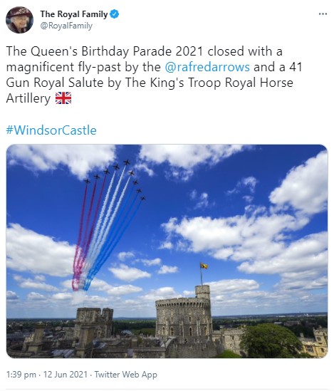 ウィンザー城の上空では祝賀飛行“フライパスト”が通過（画像は『The Royal Family　2021年6月12日付Twitter「The Queen’s Birthday Parade 2021 closed with a magnificent fly-past by the ＠rafredarrows and a 41 Gun Royal Salute by The King’s Troop Royal Horse Artillery」』のスクリーンショット）