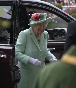 観客から大きな拍手で迎えられたエリザベス女王（画像は『Official Ascot ＆ Royal Ascot　2021年6月19日付Instagram「A wonderful reception from the crowd at ＃RoyalAscot when Her Majesty The Queen arrived earlier today.」』のスクリーンショット）