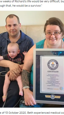 ギネス世界記録に認定されたリチャード君と両親（画像は『Guinness World Records　2021年6月11日付「World’s most premature baby, given 0％ odds of survival, celebrates first birthday」』のスクリーンショット）