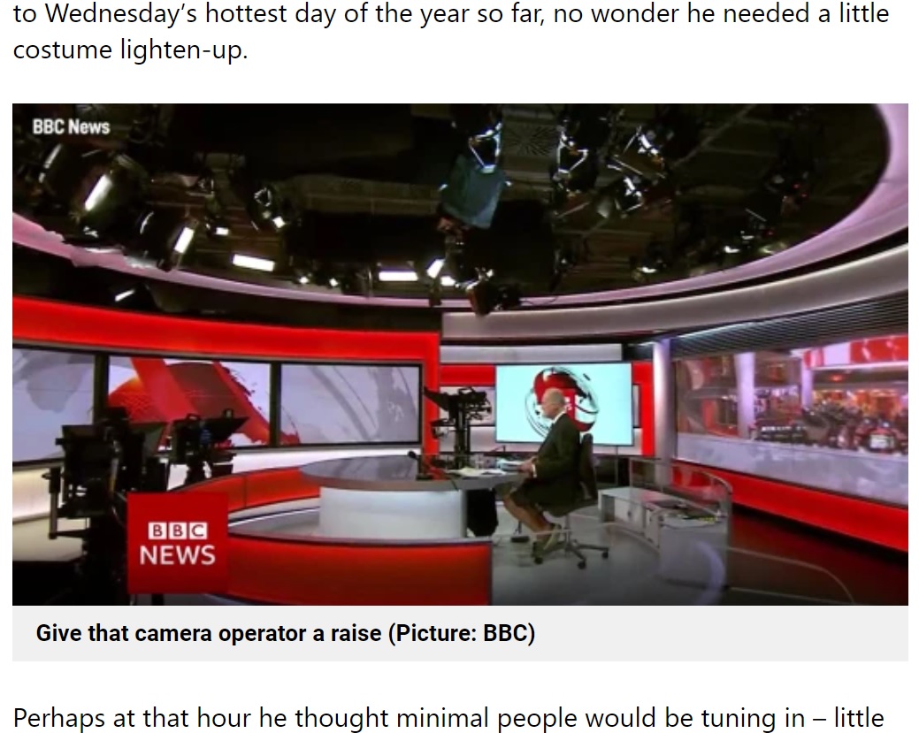デスクの下ではリラックスしていたショーンさん（画像は『Metro　2021年6月4日付「Sweltering BBC anchor caught wearing shorts and deck shoes under desk on hottest day」（Picture: BBC）』のスクリーンショット）
