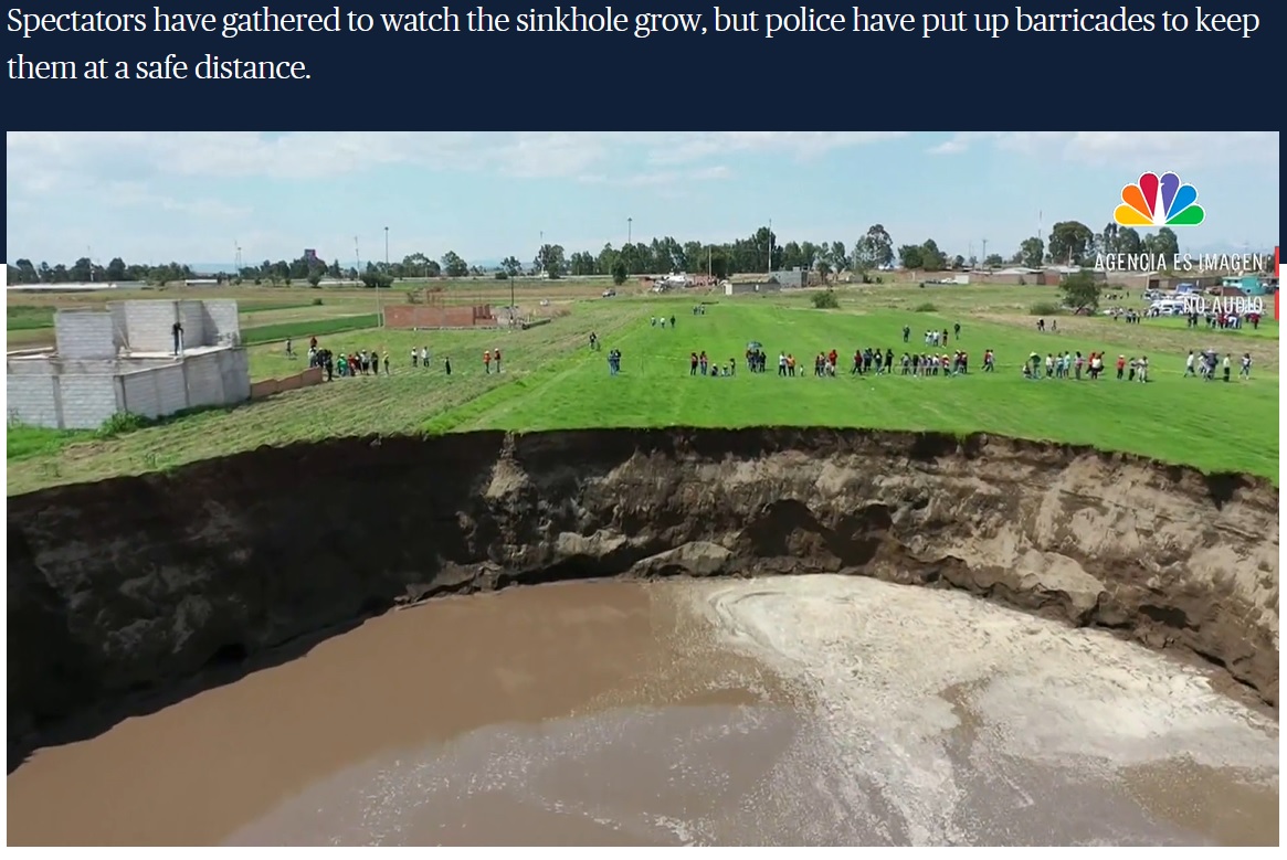 穴の中には地下水が溜まっている（画像は『NBC News　2021年6月4日付「Massive sinkhole threatens house in Mexico’s Puebla state」』のスクリーンショット）