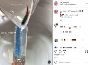 爪に付けられたミニチュア水槽に流し込まれる魚（画像は『МАНИКЮР 1200₽ ПЕДИКЮР 1700₽　2021年5月19日付Instagram「The aquarium」』のスクリーンショット）