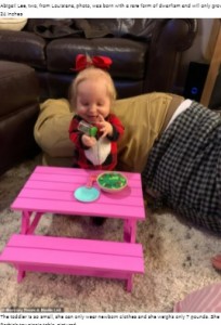 おもちゃのピクニックテーブルがピッタリ（画像は『WhatsNew2Day　2021年6月7日付「Tiny Toddler, Two, Was Born With Rare Form Of Dwarfism, Weighs Just 7lb」』のスクリーンショット）