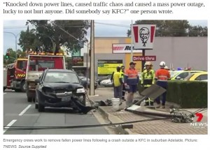 電柱が倒されて大きく凹んでしまった車のフロント部分（画像は『news.com.au　2021年6月15日付「KFC Adelaide: Tradie eats chicken on side of road after crash」（Picture: 7NEWS Source:Supplied）』のスクリーンショット）