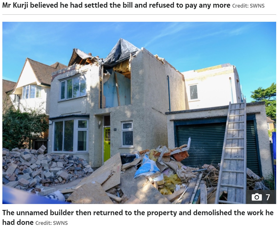 屋根は完全に壊されて、とても住める状態ではない（画像は『The Sun　2021年6月8日付「YOB THE BUILDER Builder leaves family-of-six’s ￡540,000 house in ruins with no roof after row with owner over pay」（Credit: SWNS）』のスクリーンショット）