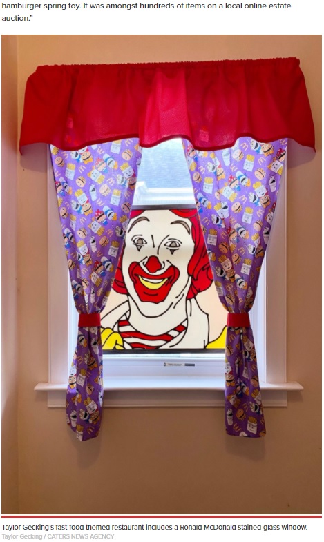 テイラーさんが二度も購入を諦めたドナルド・マクドナルドのステンドグラス（画像は『New York Post　2021年5月28日付「Virginia woman transforms home into McDonald’s shrine」（Taylor Gecking / CATERS NEWS AGENCY）』のスクリーンショット）