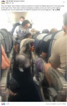 【海外発！Breaking News】飛行機内で低血糖と高熱で倒れた乗客を2人の医学生が救う　「未来の医師による素晴らしい仕事」と称賛（米）