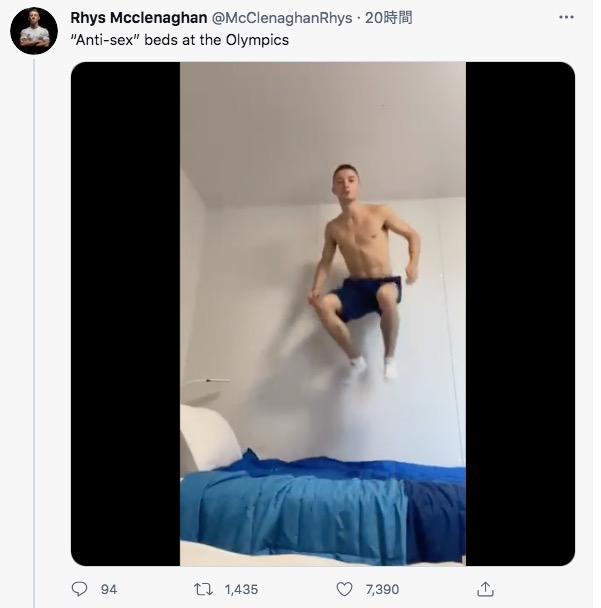 アイルランドの体操選手がベッドの上でジャンプ（画像は『Rhys Mcclenaghan　2021年7月18日付Twitter「“Anti-sex” beds at the Olympics」』のスクリーンショット）