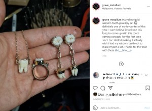 故人の歯を指輪やネックレスなどのアクセサリーに（画像は『Grave Metallum Jewellery　2020年11月2日付Instagram「9ct yellow gold wisdom tooth jewellery set」』のスクリーンショット）