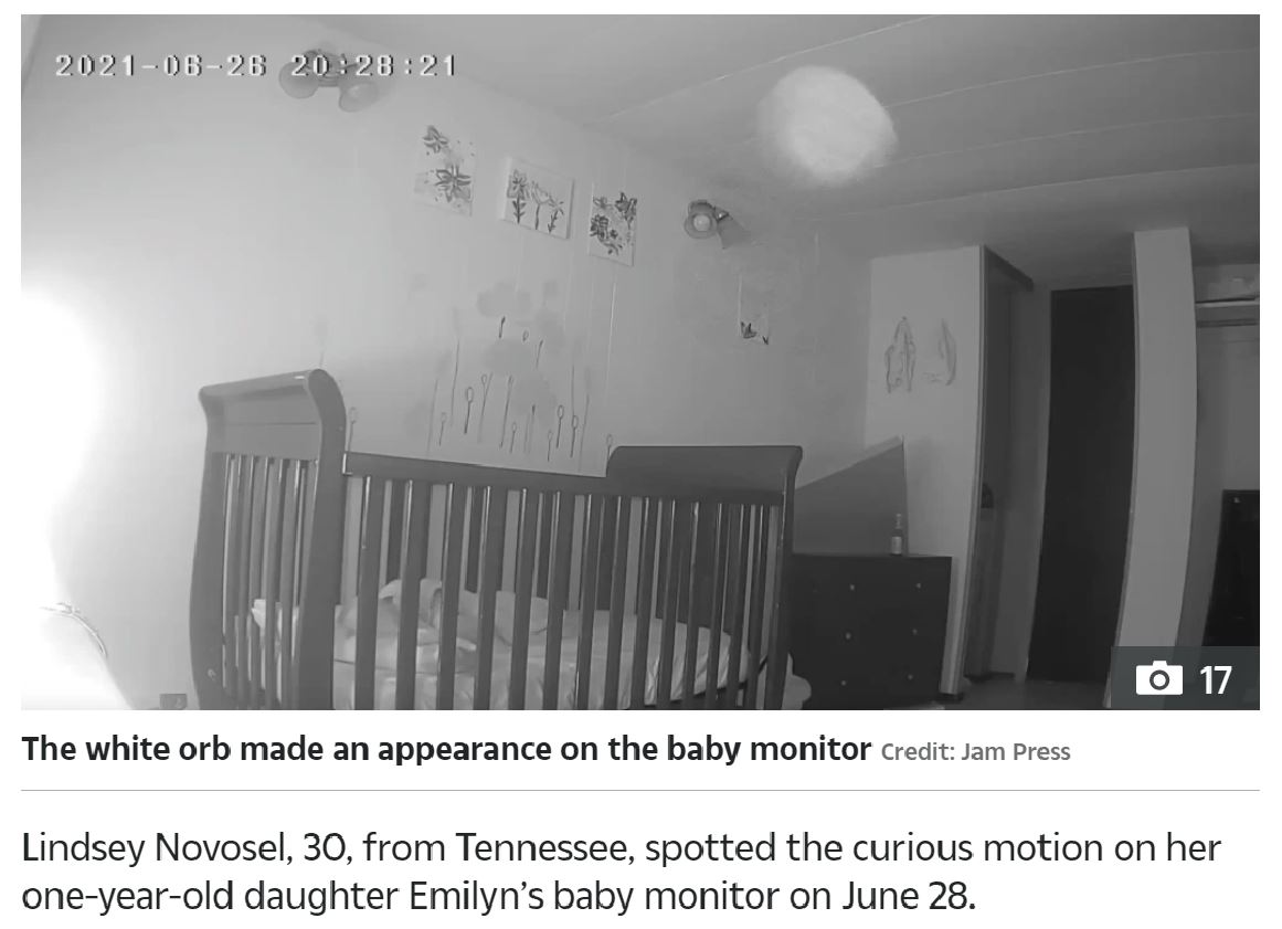子供部屋を飛び回る謎の丸い光（画像は『The Sun US　2021年7月2日付「SPOOKY! Terrified mom spots ‘ghost’ on her daughter’s baby monitor after hearing steps…then discovers someone died in her house」（Credit: Jam Press）』のスクリーンショット）