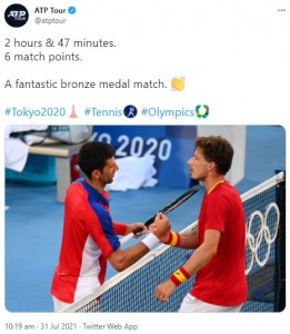 勝利したパブロ・カレノ＝ブスタ選手と握手するジョコビッチ選手（画像は『ATP Tour　2021年7月31日付Twitter「2 hours ＆ 47 minutes.」』のスクリーンショット）