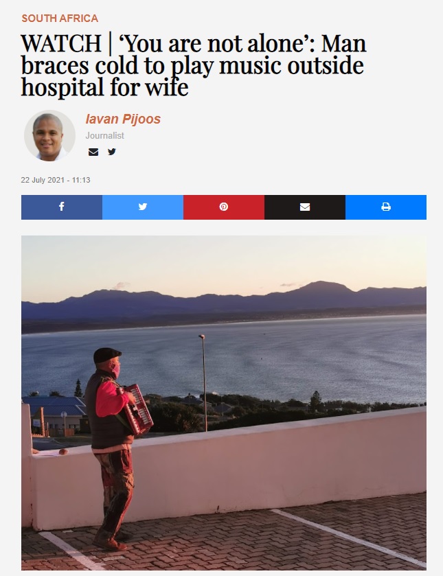 愛する妻への思いが多くの人に伝わる（画像は『TimesLIVE　2021年7月22日付「WATCH | ‘You are not alone’: Man braces cold to play music outside hospital for wife」（Image: Charlotte Barnard）』のスクリーンショット）