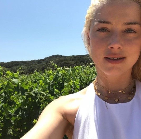 娘ウーナちゃんとの動画を公開したアンバー・ハード（画像は『Amber Heard　2021年5月25日付Instagram「I gramm’d it through the grapevine」』のスクリーンショット）