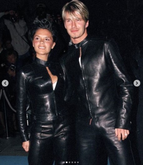 レザージャケットで決めたデヴィッドとヴィクトリア（画像は『David Beckham　2021年7月4日付Instagram「22 years later, still matching outfits」』のスクリーンショット）