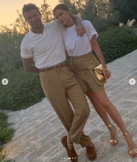 白とブラウンでコーディネートしたベッカム夫妻（画像は『David Beckham　2021年7月4日付Instagram「22 years later, still matching outfits」』のスクリーンショット）
