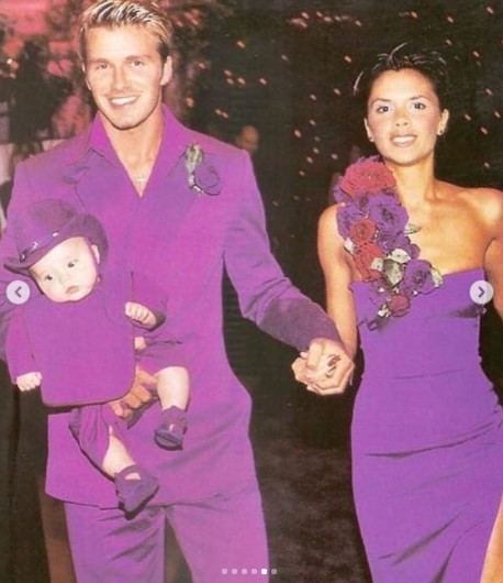1999年の結婚式にて、長男を抱いたデヴィッドとヴィクトリア（画像は『David Beckham　2021年7月4日付Instagram「22 years later, still matching outfits」』のスクリーンショット）